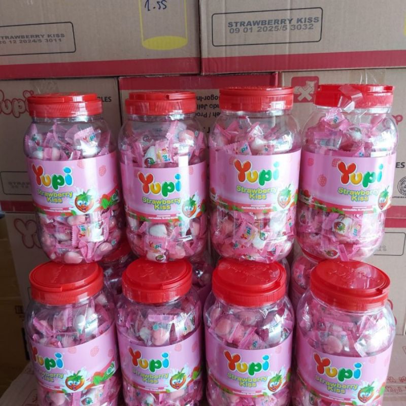 

Yupi strawberry kiss toples isi 300gr