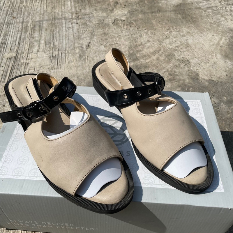 (PRELOVED) Flat Shoes Cekhas.Id Roxy Cream Size 40 Sepatu Sendal Wanita Selop