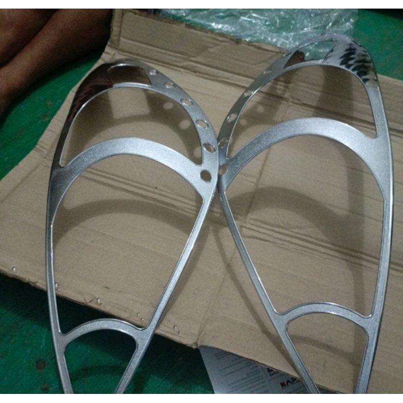 GARNISH LAMPU DEPAN INNOVA 2004 - 2008 CHROME