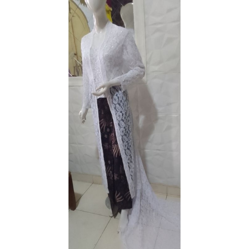 kebaya akad putih kutubaru ekor depan tangan pulpayet. mutiara
