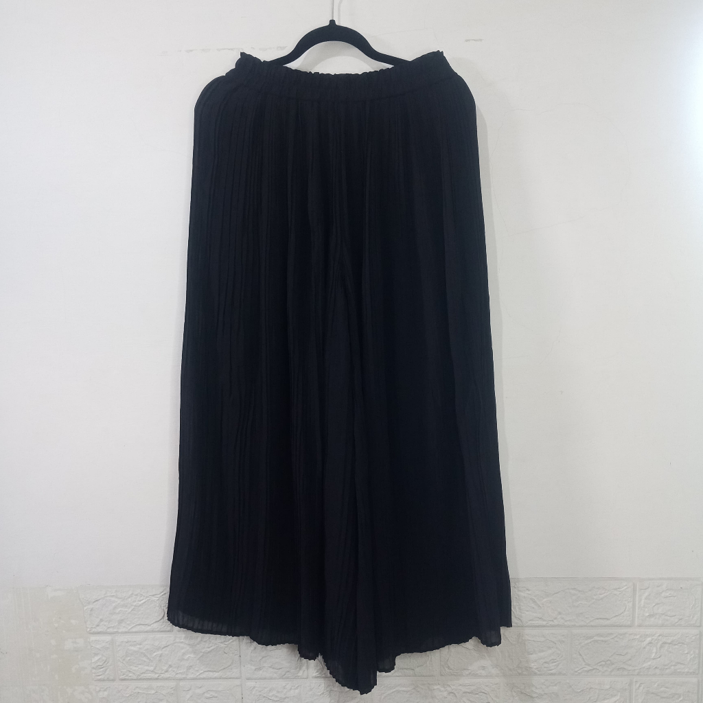 (PRELOVED) UNIQLO CELANA KULOT REMPEL MINI BY.WDYS