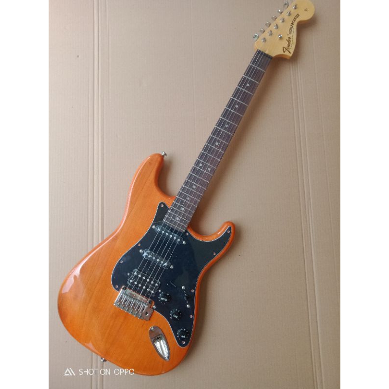 gitar elektrik model  fender stratocaster