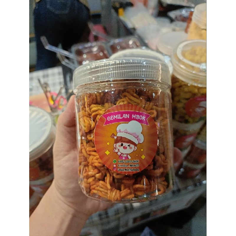 

Cemilan Mie Pita Pedas Daun Jeruk / Cemilan Mbok / Mie Pita Pedas / Mie Pita Kering / Cemilan Palembang / Cemilan Kekinian