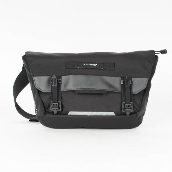 Tas Selempang Pria Kalibre Supresor 03 Sling Bag 921273000 Black Volume: 8 L Didesain simple trendy 