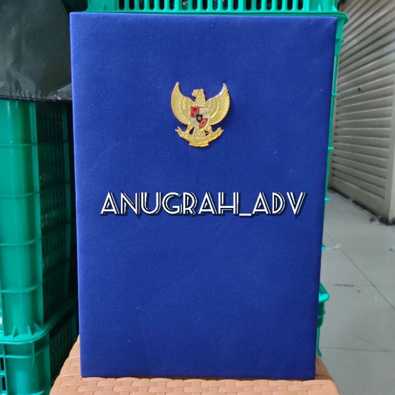 

map beludru warna biru logo garuda timbul emas