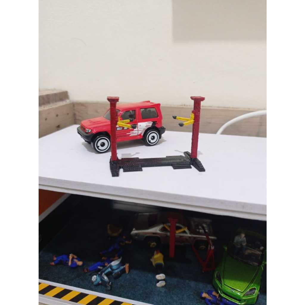 Hotwheels figure lift up mobil untuk diorama bengkel skala 64