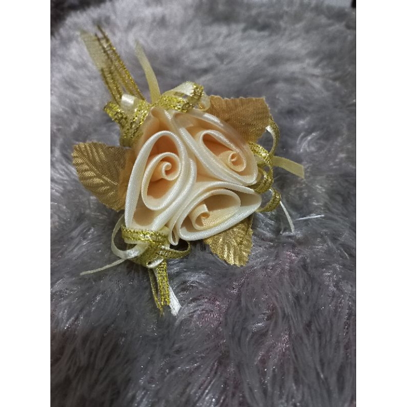 Korsase bunga bros krem