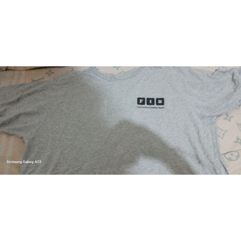 t-shirt fib ugm abu-abu
