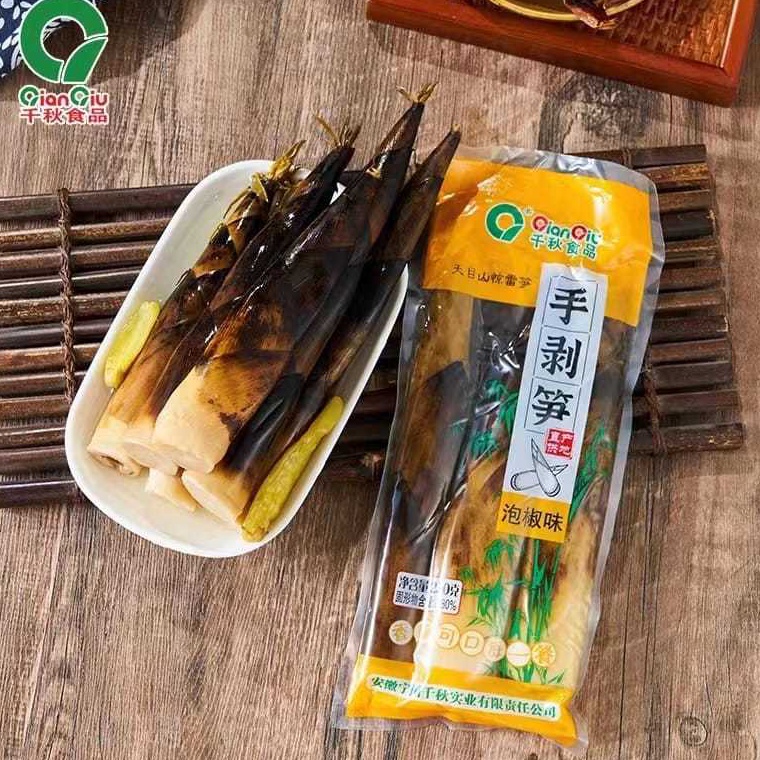 

VYXM2957 77 Rebung yang dikupas dengan tangan siap untuk dimakan rebung acar lada vegetarian bamboo bambu muda makanan ringan cemilan