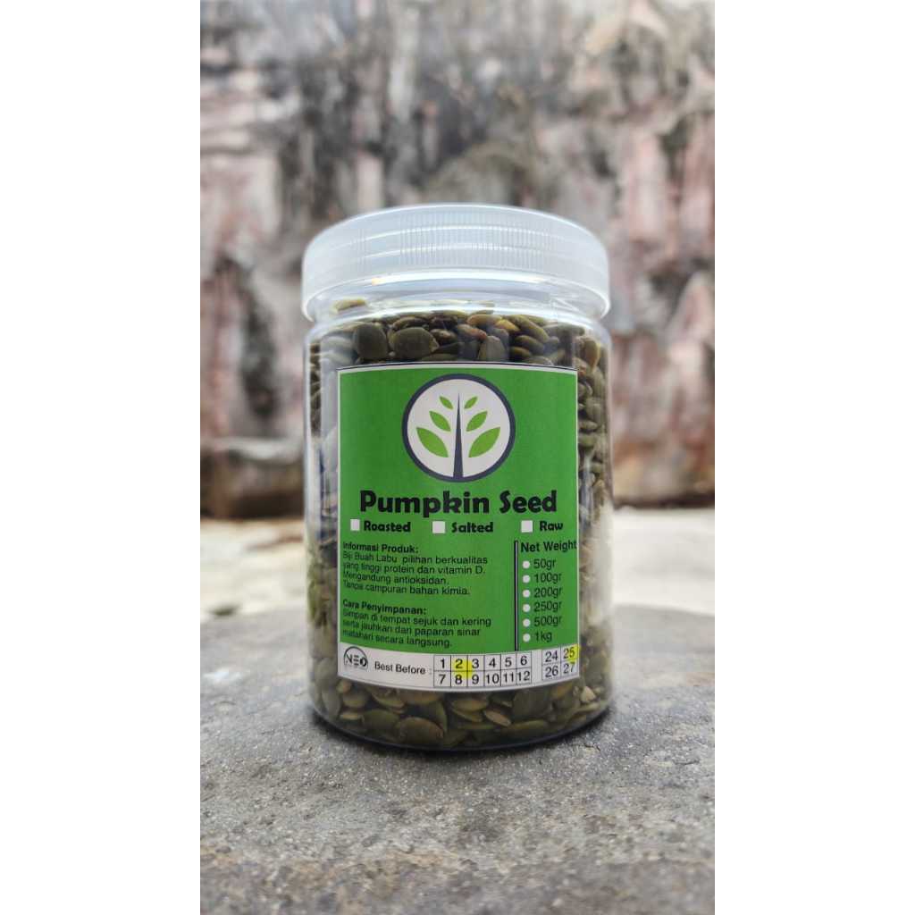 

Pumpkin Matang Asin/Roasted Pumpkin Seed 500gr / bij i labu panggang 500gram/camilan/ pepita Camilan Kuning