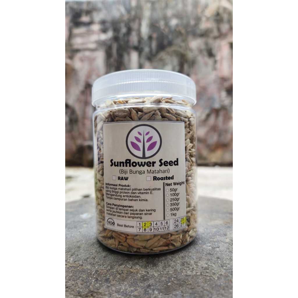 

Kuaci Pangggang Asin 500gr(1/2kg)/Sunflower Asin/ Lightly Salted Roasted Sunflower Seed 500gram/ Kuaci Panggang Bunga Makanan