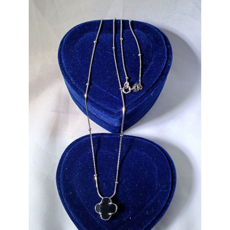 kalung cassandra bulat ukir + liontin vanclip hitam