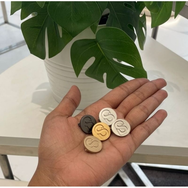 Buttonscarves round signature brooch ( pin dagu )