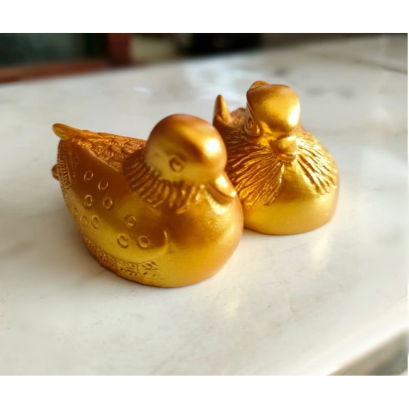 Sepasang Bebek Mandarin Feng Shui Pajangan Bebek Emas Mandarin Patung Elegan Modern Love