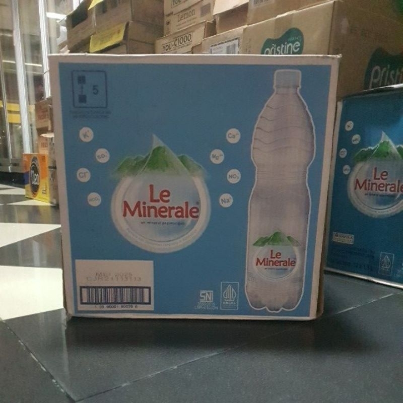 

Le Minerale air mineral pegunungan (12 × 1,5L)