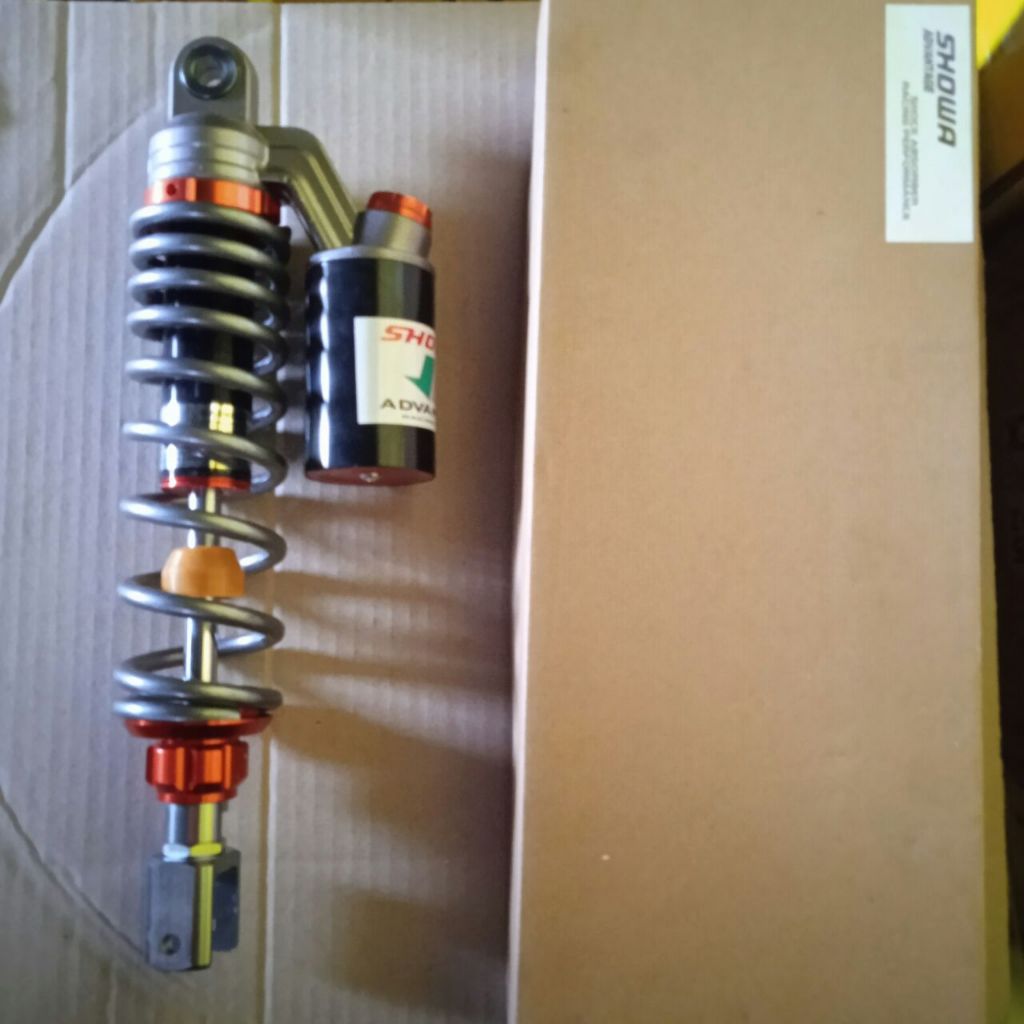 Shock Showa skok belakang Vario 125, Vario 150 tabung atas grey titan