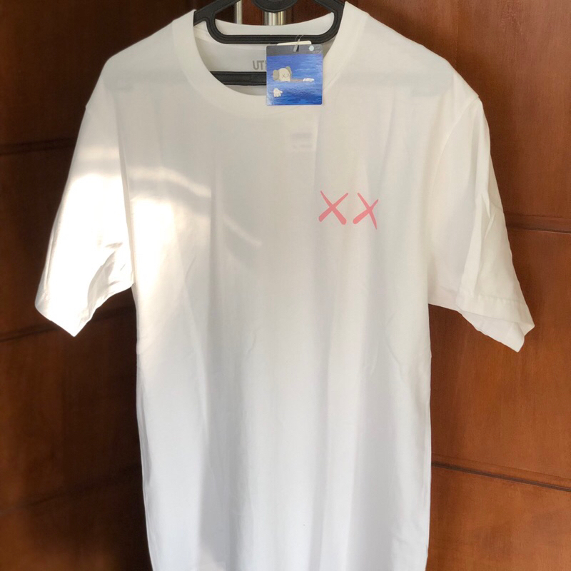 Tshirt KAWS x Uniqlo White Pink