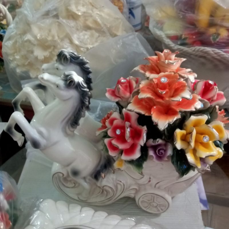 pajangan kuda capodimonte porselin