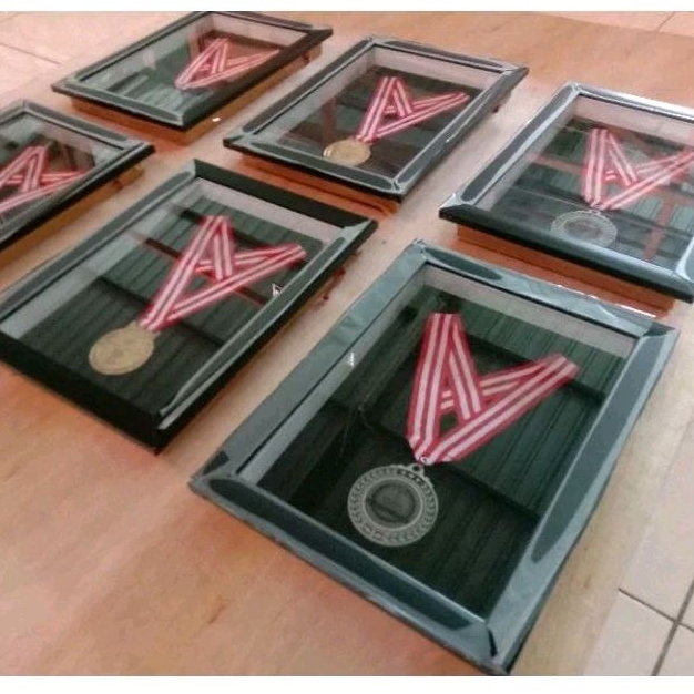 PIGURA UNTUK MEDALI UKURAN 25 CM X 35 CM / MEDALI EMAS PENGHARGAAN / hadiah mahar pernikahan pigura 