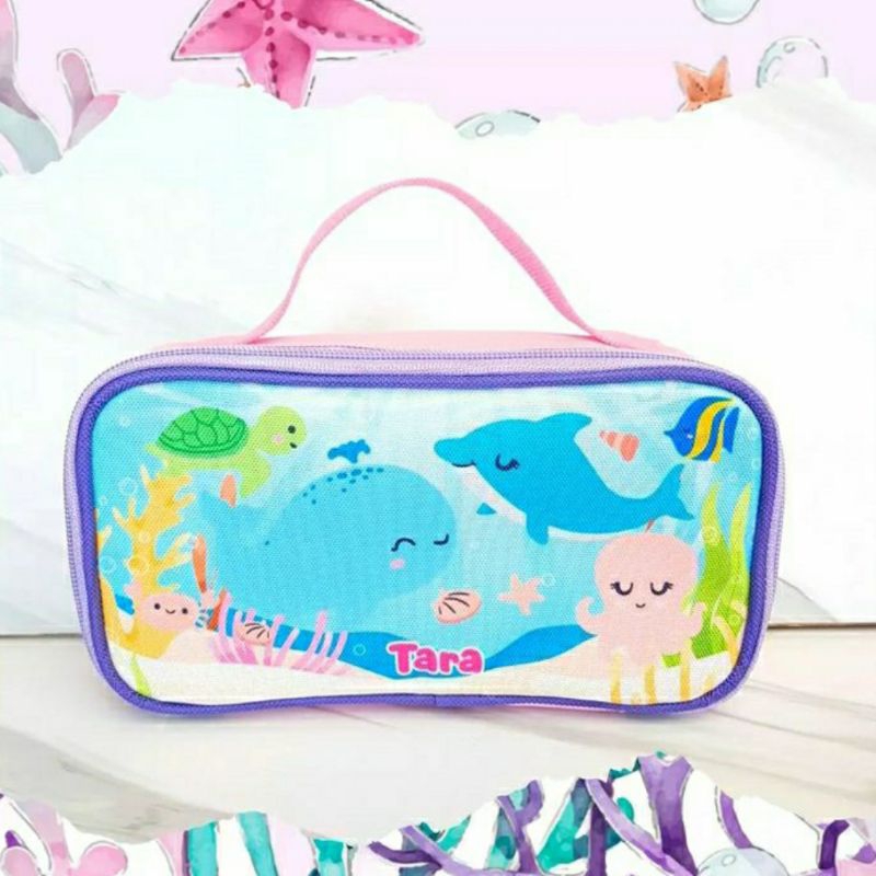 

PENCIL CASE KIDS CUSTOM MOTIF NAMA ANAK Tempat Pensil Murah SOUVENIR ULTAH GOODIE BAG