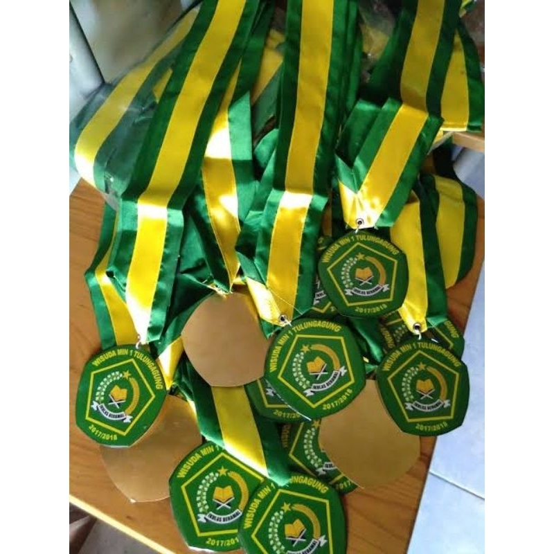 kalung Medali wisuda stainless resin ukuran 8x8 cm