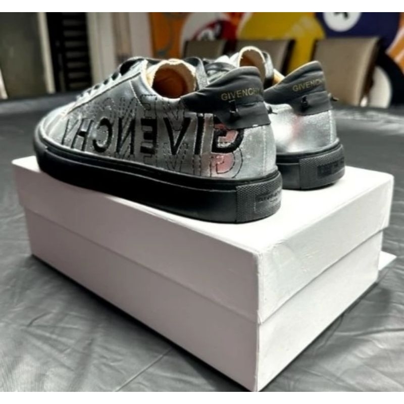 Sepatu branded GIVENCHY mirror 1:1 sangat mirip dengan yang original (Brand New)