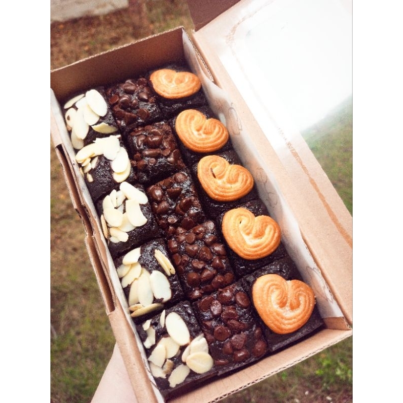 

Brownies Fudgy Size 20x10 Mix Topping | 15 Potong | Fudgy Brownies | Brownies Panggang