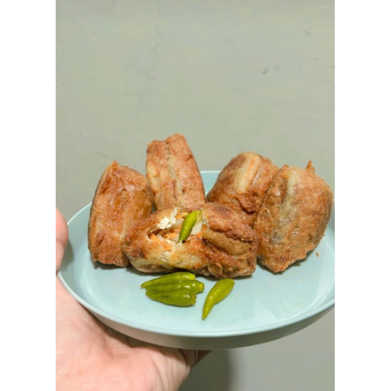 

TAHU SEGITIGA FROZEN / TAHU GORENG ISI SAYUR FROZEN ISI 8 pcs/ pack/ + - 300 gr