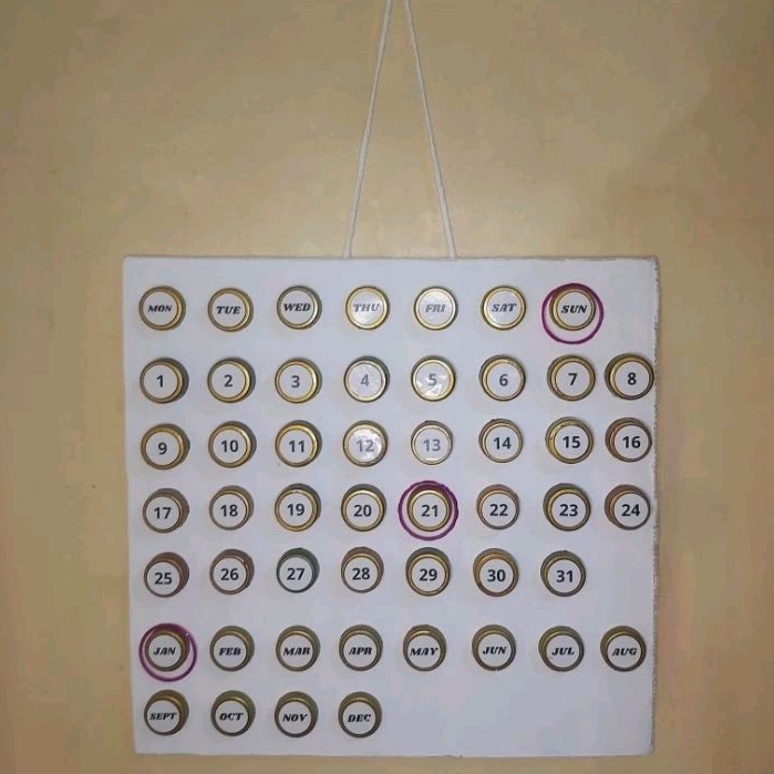 

Kalender DIY dari tutup botol dan kardus