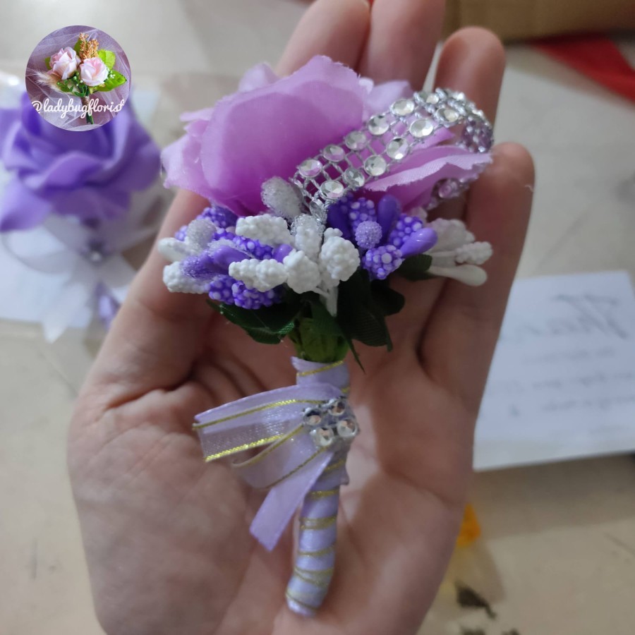 Corsage bunga jas pria ungu keluarga panitia purple
