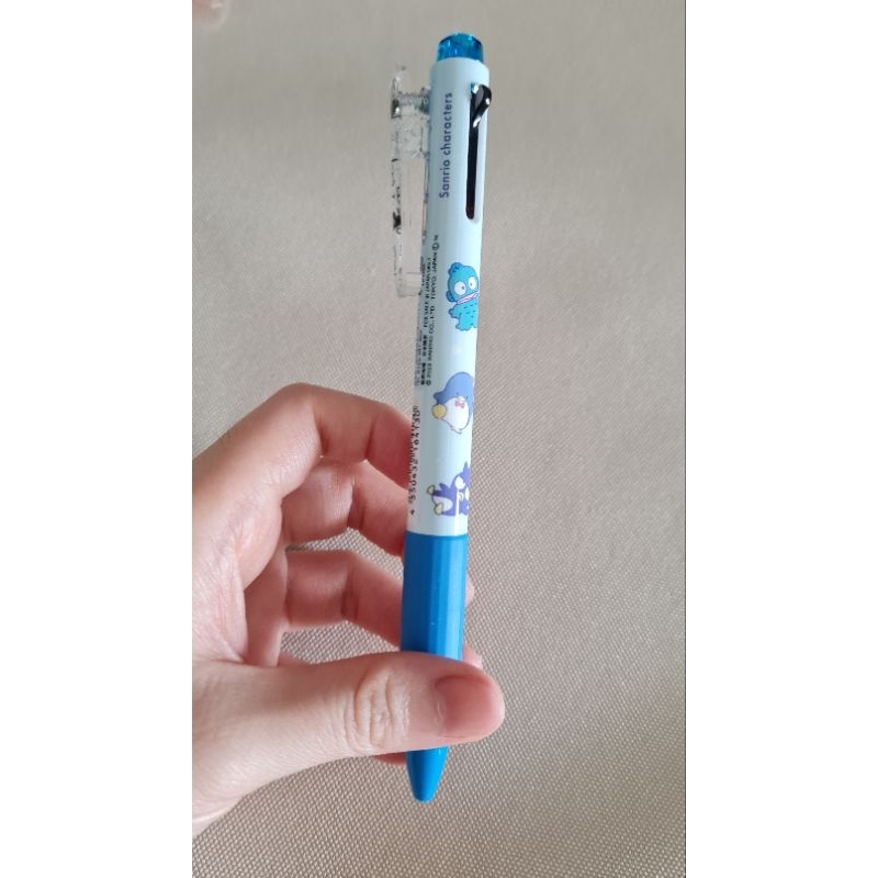 

Ballpoint/bolpen Pentel V-feel 2 warna limited edition SANRIO CHARACTERS pompurin, hangyodon, cinnamorol, badtz