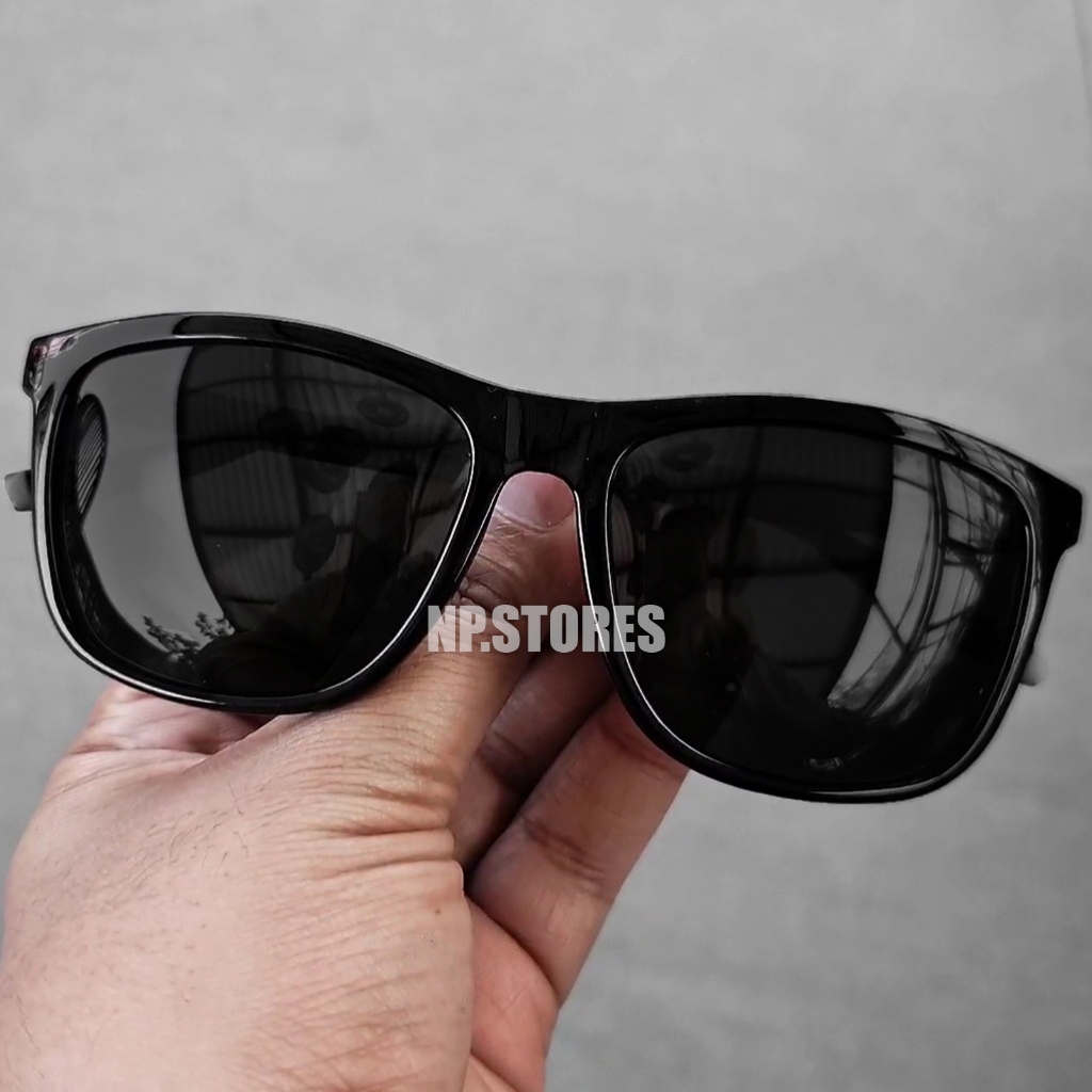 Kacamata Hitam Pria Wanita Model Trendy Bahan Kokoh Tebal Warna Hitam Kilap Gagang Bahan Metal Kuat 