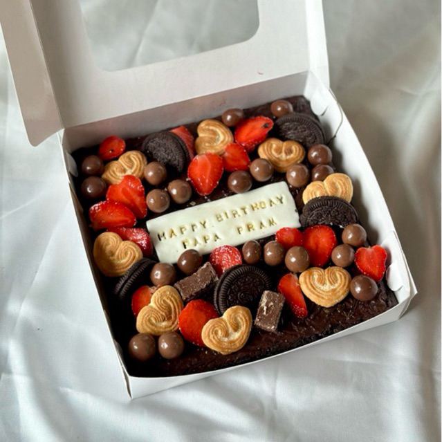 

BIRTHDAY FUDGY BROWNIES | Brownies Coklat Ulang Tahun Besar 20x20 / 20x10 dengan hiasan