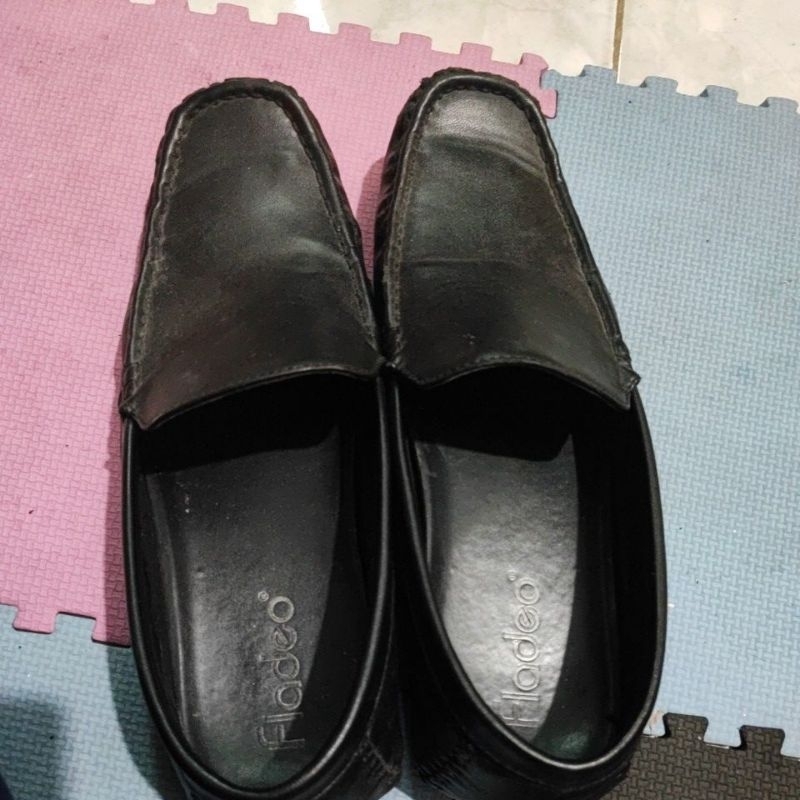 Preloved Murah Sepatu Pria Hitam size 43 Merk Fladeo