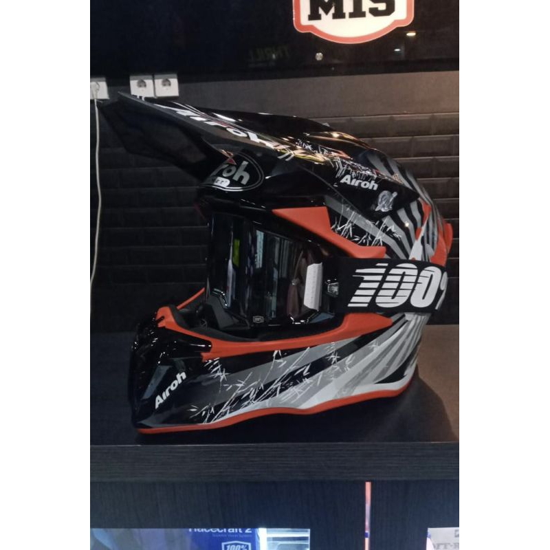 Preloved helm airoh twist 2.0 katana red