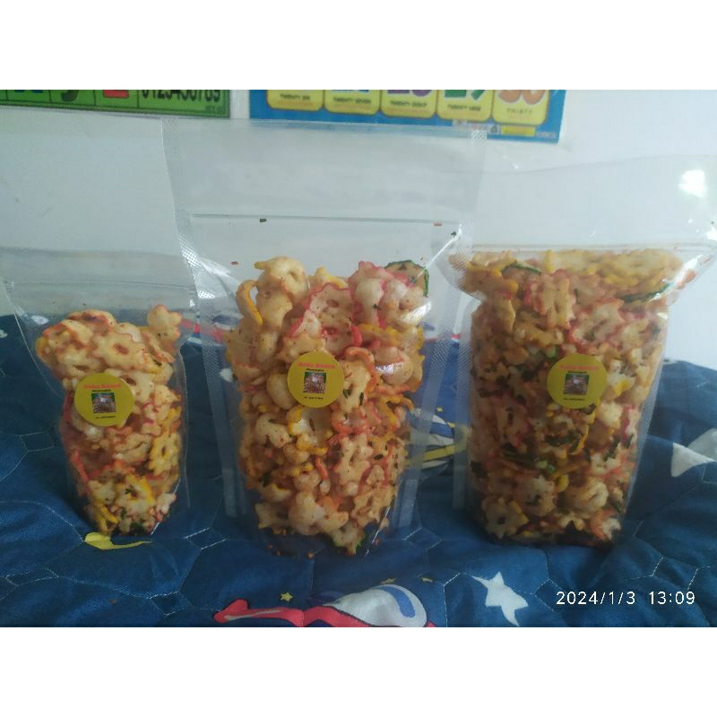 

Keripik seblak bunga, cemilan, seblak, kerupuk gurih, cemilan pedas dari "Azka Snack