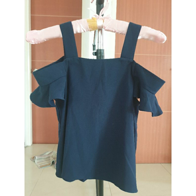 Atasan cewek/Blouse cewek The Executive preloved model sabrina/ kekinian