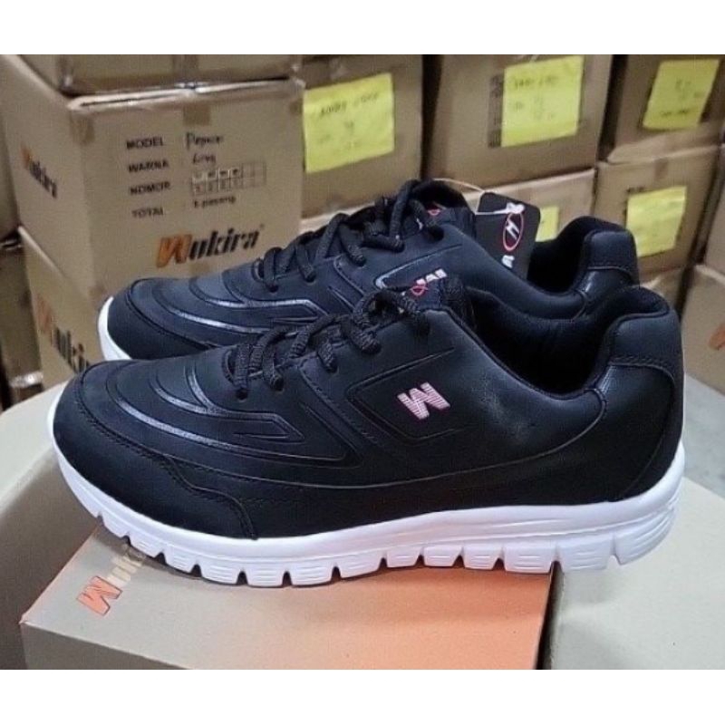 sepatu hitam Wukira