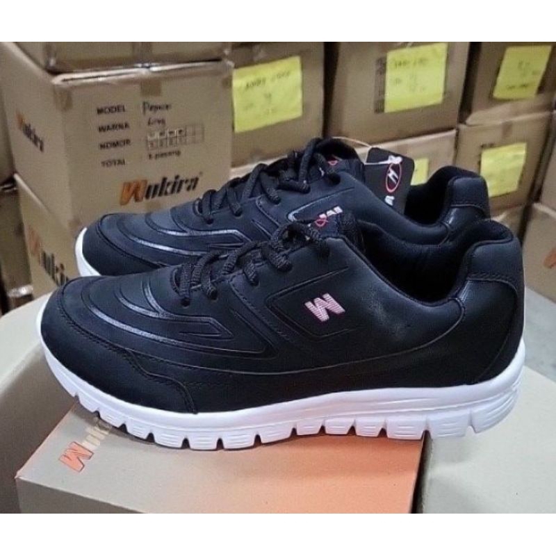 sepatu hitam Wukira