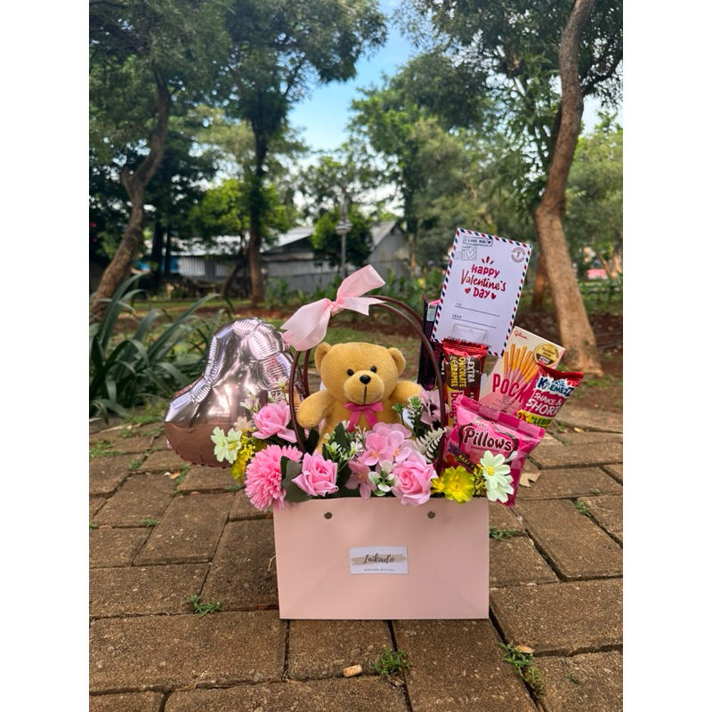 

VALENTINE HAMPERS WITH TEDDY BAG