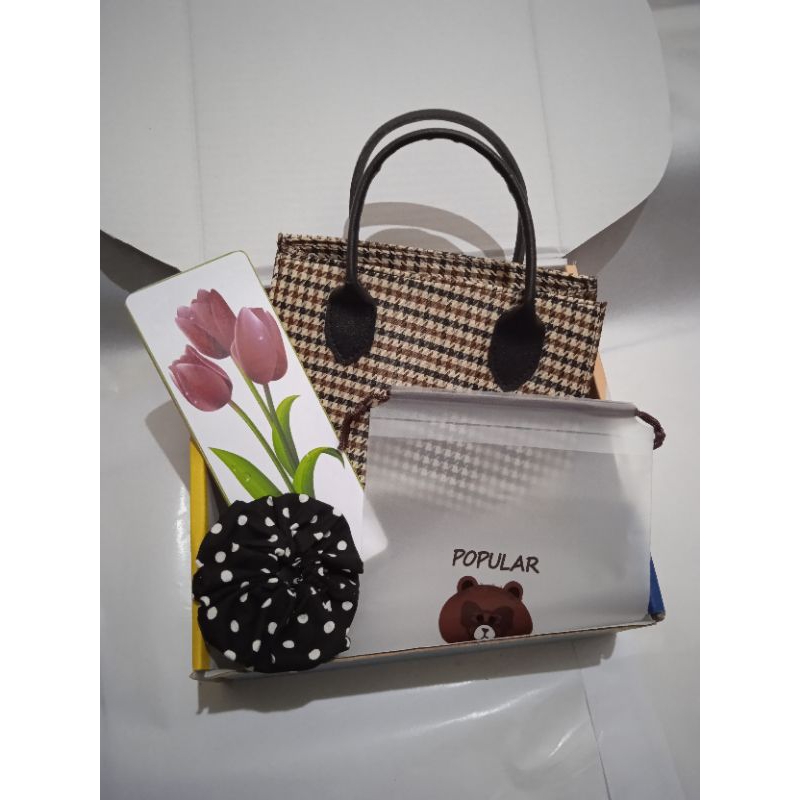 

Hampers Kado Ulang Tahun Wisuda Cewek Hadiah Pernikahan Gift Box Premium Kado Ultah