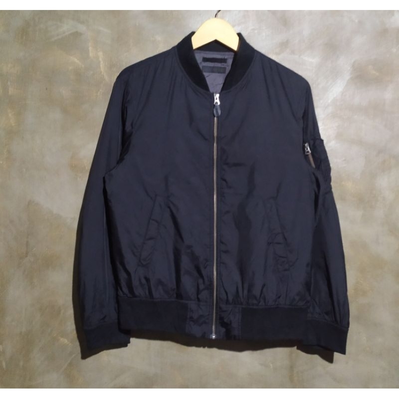 Bomber Uniqlo hitam