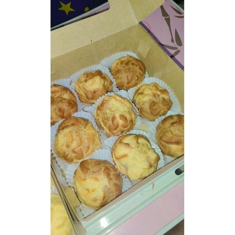 

KUE SOES/CHOUX PASTRY CHOCOLATE CREAM isi 9pcs/box