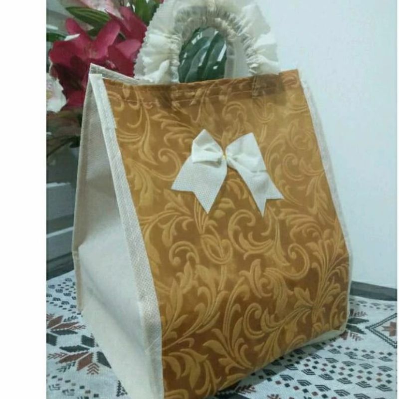 Tas hajatan Nindi embos