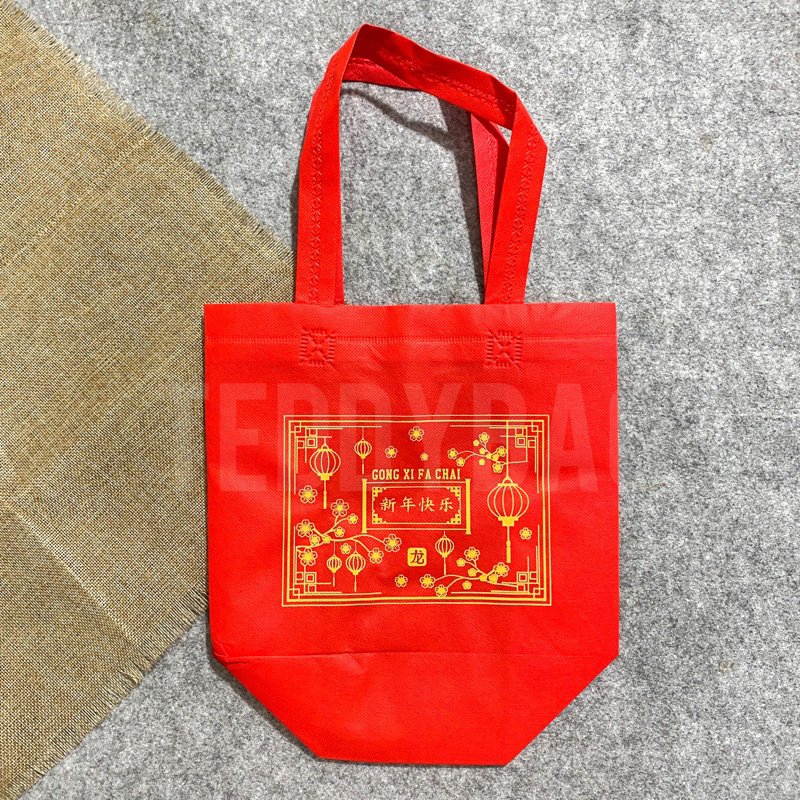 

TAS SPUNBOND IMLEK BOX UKURAN 22x25x12cm - GOODIE BAG SABLON HAMPERS CHINESE NEW YEAR - TAS KAIN MERAH - PAPERBAG KOTAK KUE CNY - Tas Kue Imlek Tas Kue Chinese New Year - Tas Hamper Kue Kotak Persegi - Tas Spunbond Kue Kotak - Sablon Goodie bag spunbond