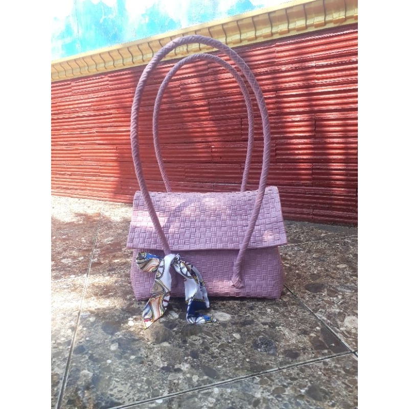 TAS ANYAMAN PLASTIK JALI TUTUP KANCING MAGNET/SODOK