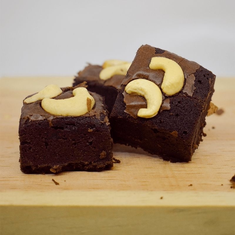 

Fudgy Brownies (topping cashew nuts)