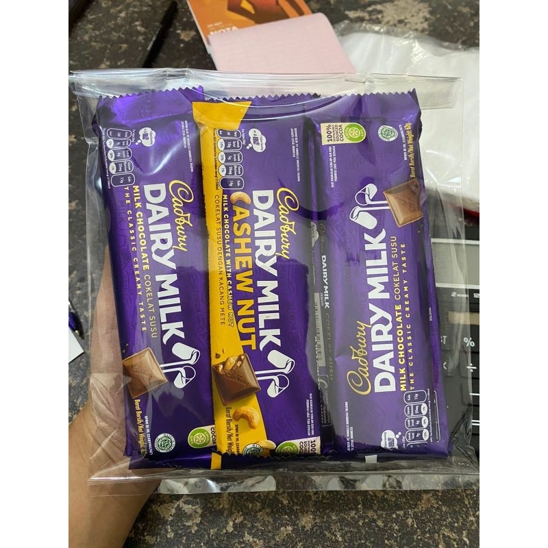 

MURAH Cadbury Dairy Milk 62gr 1 Paket Isi 6pcs