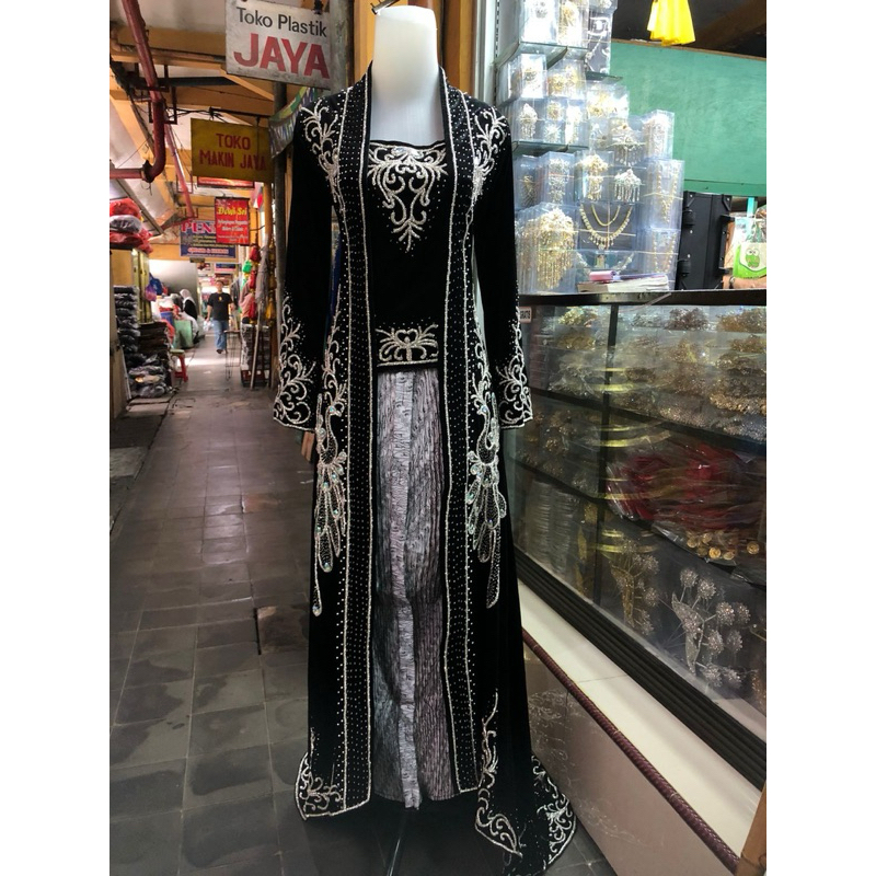 Kebaya Bludru hitam kutubaru merak