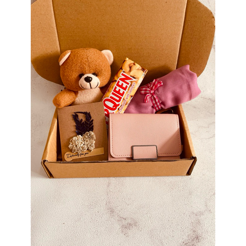 

kado valentine/valentine/Kado cewek/kado unik/ kado ultah/kado ulangtahun/ kado murah/giftbox /hampers giftbox / koas kaki / kado wisuda / kado cewek